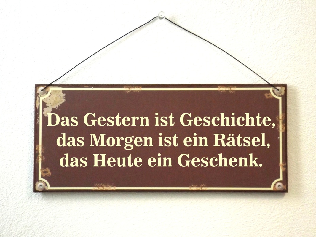 HolzSchild „Das Gestern ist Geschichte, das ist ein Rätsel