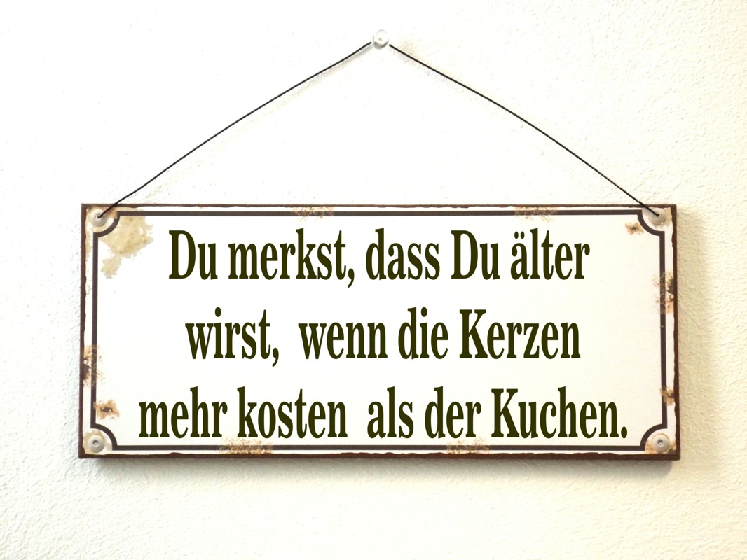 10 Dinge Woran Du Merkst Dass Du Alt Wirst Holz-Schild „Du merkst, dass Du älter wirst, wenn die Kerzen mehr